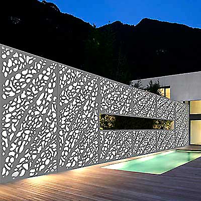 Muro vazado iluminado em metal