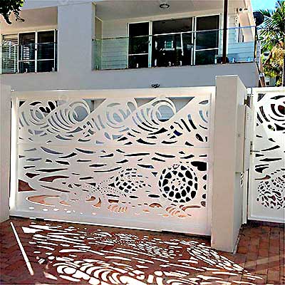 Portão temático com ondas em metal